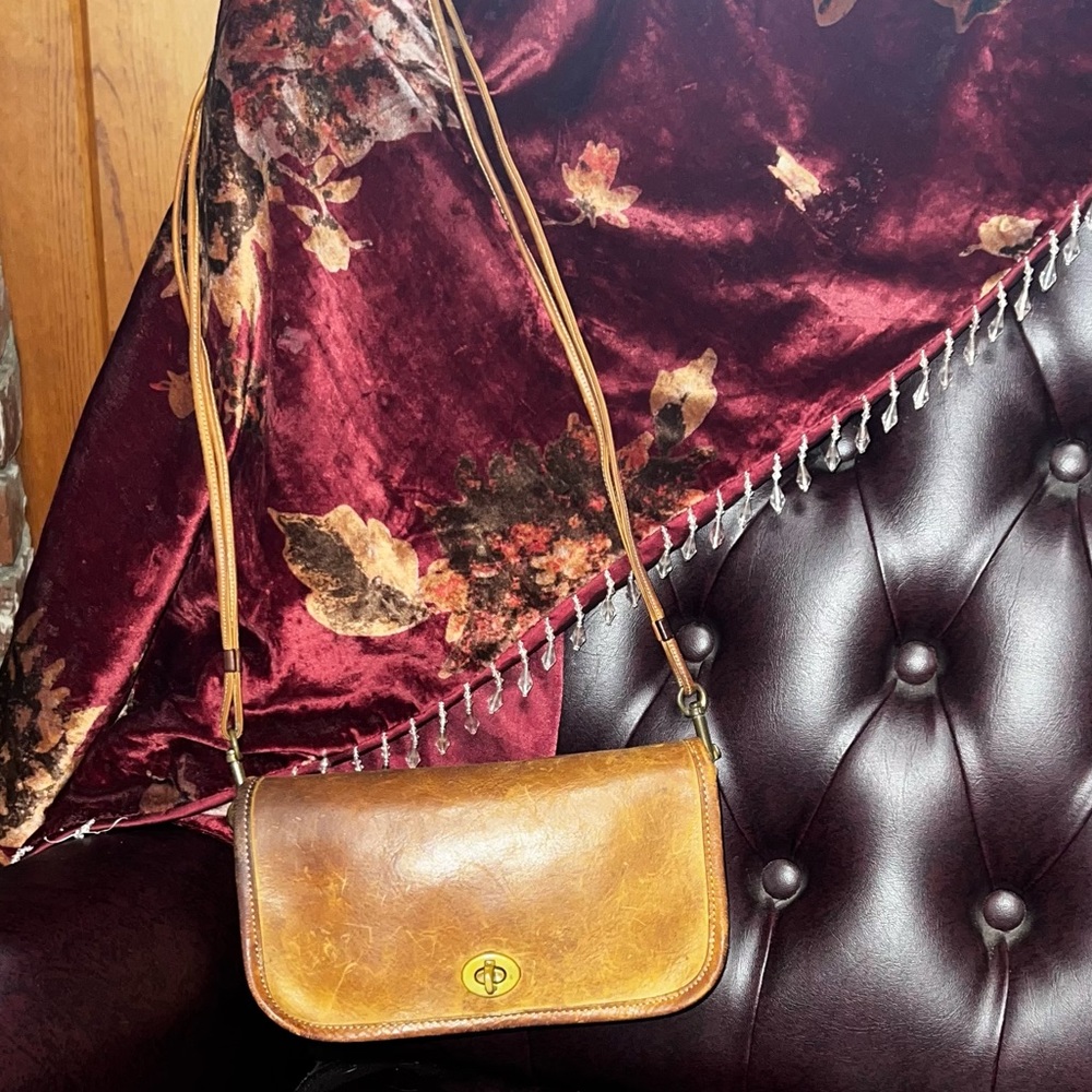 Vintage Coach tan leather shoulder bag or clutch brass hardware tan suede inside